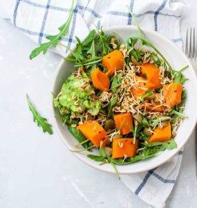 vegane power bowl schüssel mit gesunder rohkost