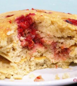 Buchweizen-Pancakes mit roter Fruchtfüllung