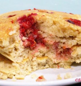 Buchweizen-Pancakes mit roter Fruchtfüllung