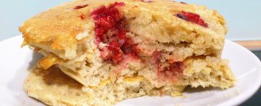 Buchweizen-Pancakes mit roter Fruchtfüllung