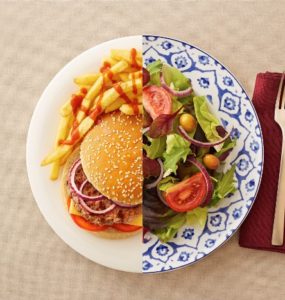 Teller mit Burger Salat und Pommes