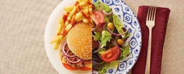 Teller mit Burger Salat und Pommes