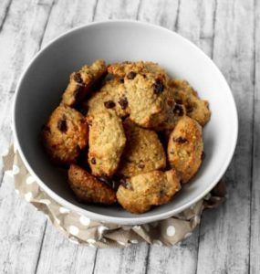 Erdnuss-Hirseflocken-Cookies mit Schokoladenstückchen in weißer Keramikschale