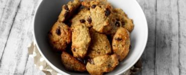 Erdnuss-Hirseflocken-Cookies mit Schokoladenstückchen in weißer Keramikschale