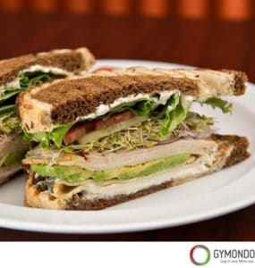 Brot mit Avocado, Tomaten und Putenbelag