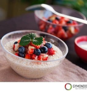 Bircher Müsli mit Beeren und anderen Früchten