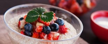 Bircher Müsli mit Beeren und anderen Früchten