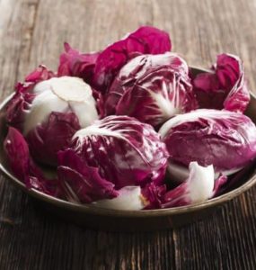 Rotkohl-Köpfe in hölzerner Schale