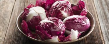 Rotkohl-Köpfe in hölzerner Schale