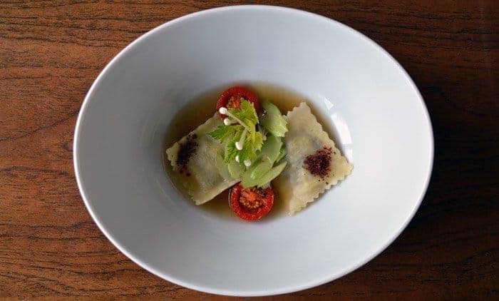 Suppe mit Ravioli, Staudensellerie und Tomaten