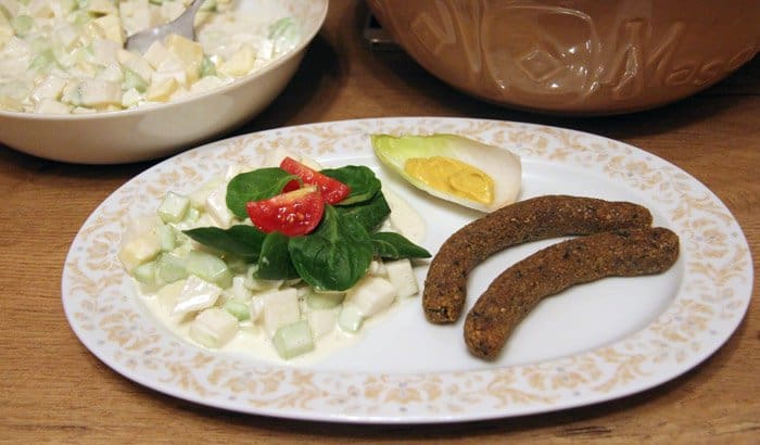 Rohkost Kartoffelsalat mit zwei veganen Würstchen und Senf