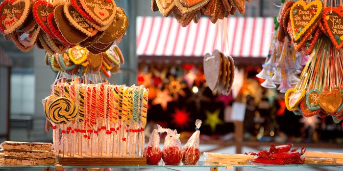 Weihnachtsmarktstand mit Süßigkeiten