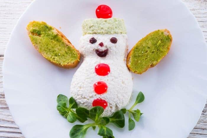 Brotscheiben als Schneemann angerichtet