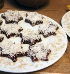 Braune Plätzchen in Sternform mit Kokosraspeln