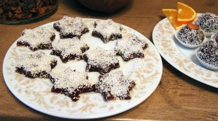 Braune Plätzchen in Sternform mit Kokosraspeln