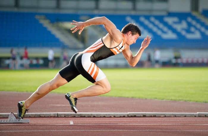 Sprinter auf Laufbahn in einem Stadion