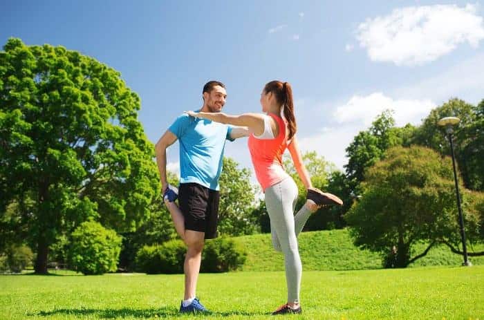 Mann und Frau dehnen sich im Park