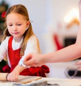 Mama und Tochter backen gemeinsam Weihnachtskekse