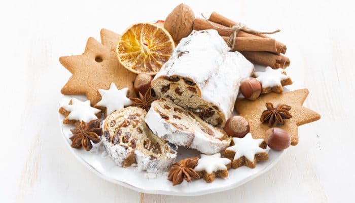 Teller gefüllt mit Chrisstollen und Weihnachtsgebäck