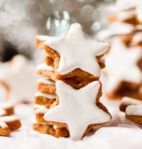 Zimtsterne mit weißer Zuckerglasur