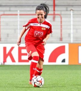 Fußballerin Anja im Stadion am Ball.