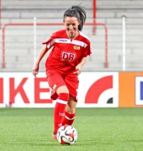 Fußballerin Anja im Stadion am Ball.