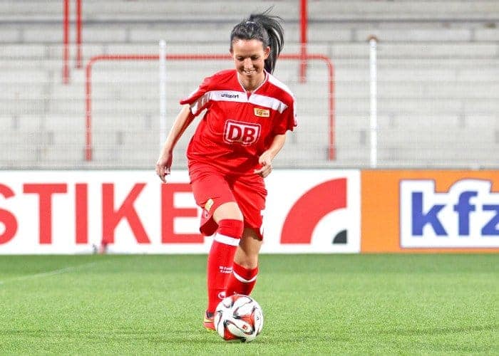 Fußballerin Anja im Stadion am Ball.