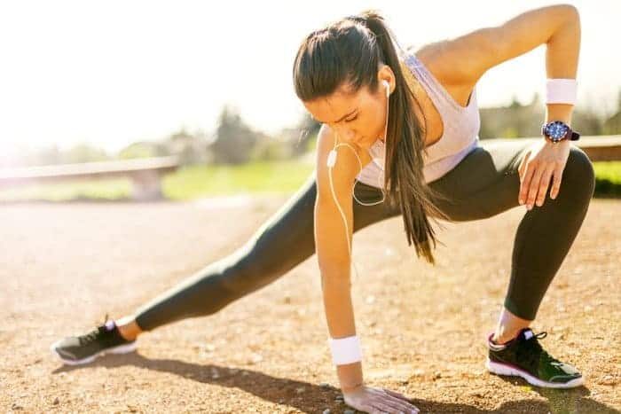 Joggerin führt eine Dehnübung aus