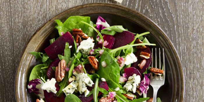 Salat mit frischem Spinat und roter Beete