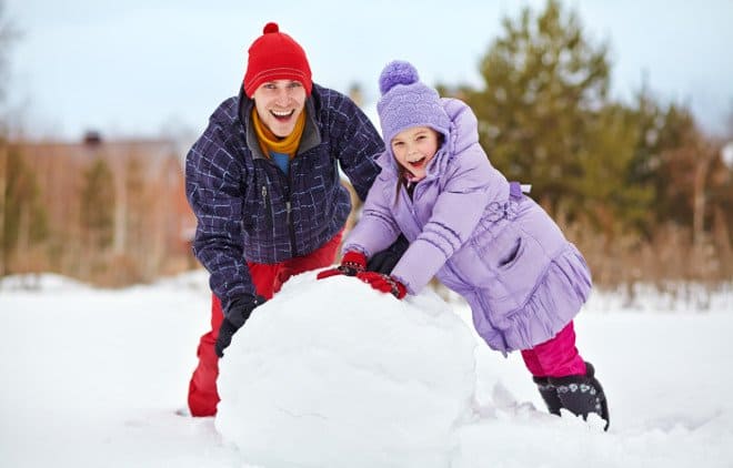 Bau mit Deinen Liebsten einen Schneemann! Das macht Spaß und trägt ganz nebenbei noch zu Deiner Fitness bei