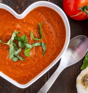 Tomatensuppe mit Knoblauch in herzförmiger Keramikschüssel