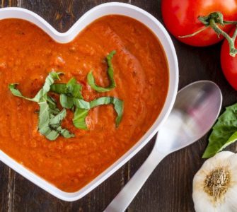 Tomatensuppe mit Knoblauch in herzförmiger Keramikschüssel