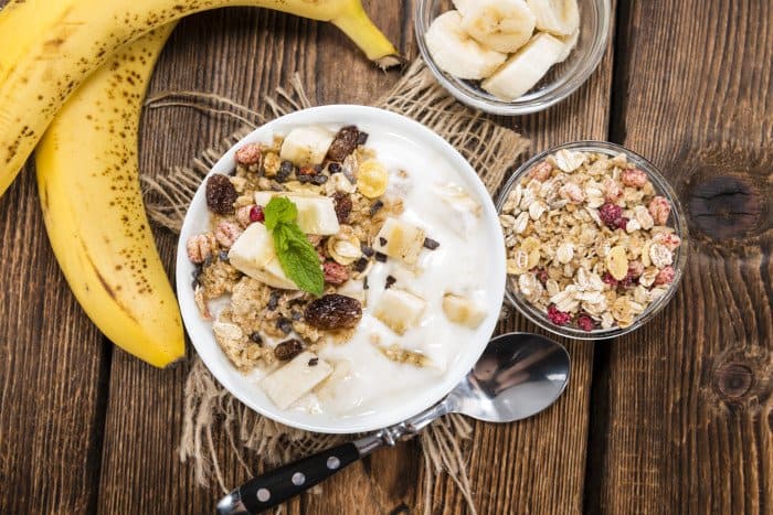 Müsli mit Löffel und Banane.