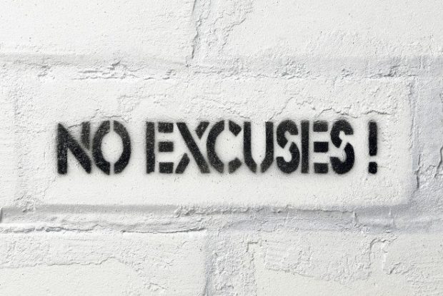 No Excuses Schriftzug auf weißer Backsteinwand.