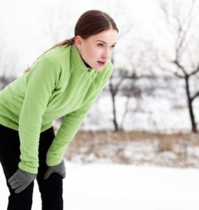 Frau joggt im Winter