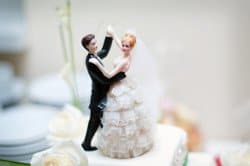 Miniatur Brautpaar auf Hochzeitstorte