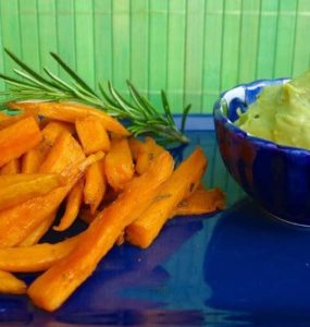 Süßkartoffelspalten mit Avocado-Dip