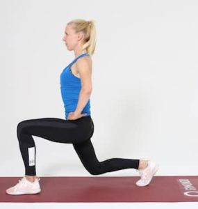 Frau macht Lunges auf roter Trainingsmatte