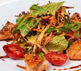 Asiatischer Salat mit Lachs