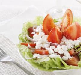 Chinakohlsalat mit Tomaten und Hüttenkäse