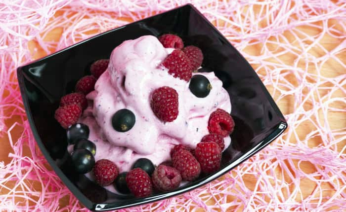 Schale Frozen Joghurt mit Waldbeeren garniert