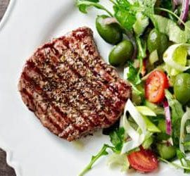 Mediterraner Salat mit Steak