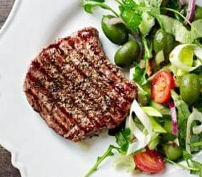 Mediterraner Salat mit Steak