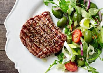 Mediterraner Salat mit Steak