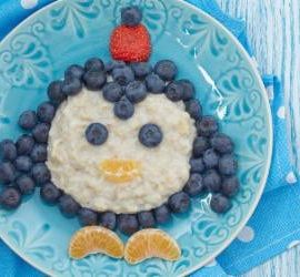 Pinguin Porridge mit Beeren