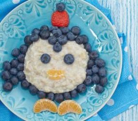 Pinguin Porridge mit Beeren