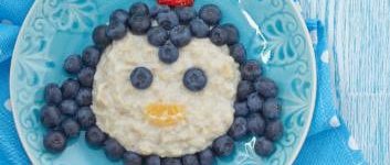 Pinguin Porridge mit Beeren