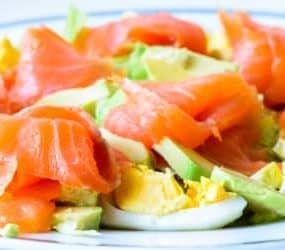 Salat mit Ei, Avocado und Räucherlachs