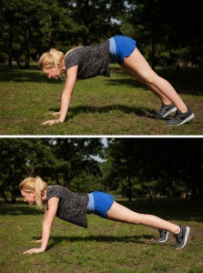 Frau trainiert Bauch mit Walking Burpee