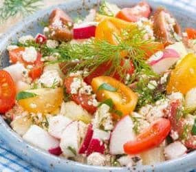 Würziger Tomaten Radieschen Salat mit frischen Kräutern